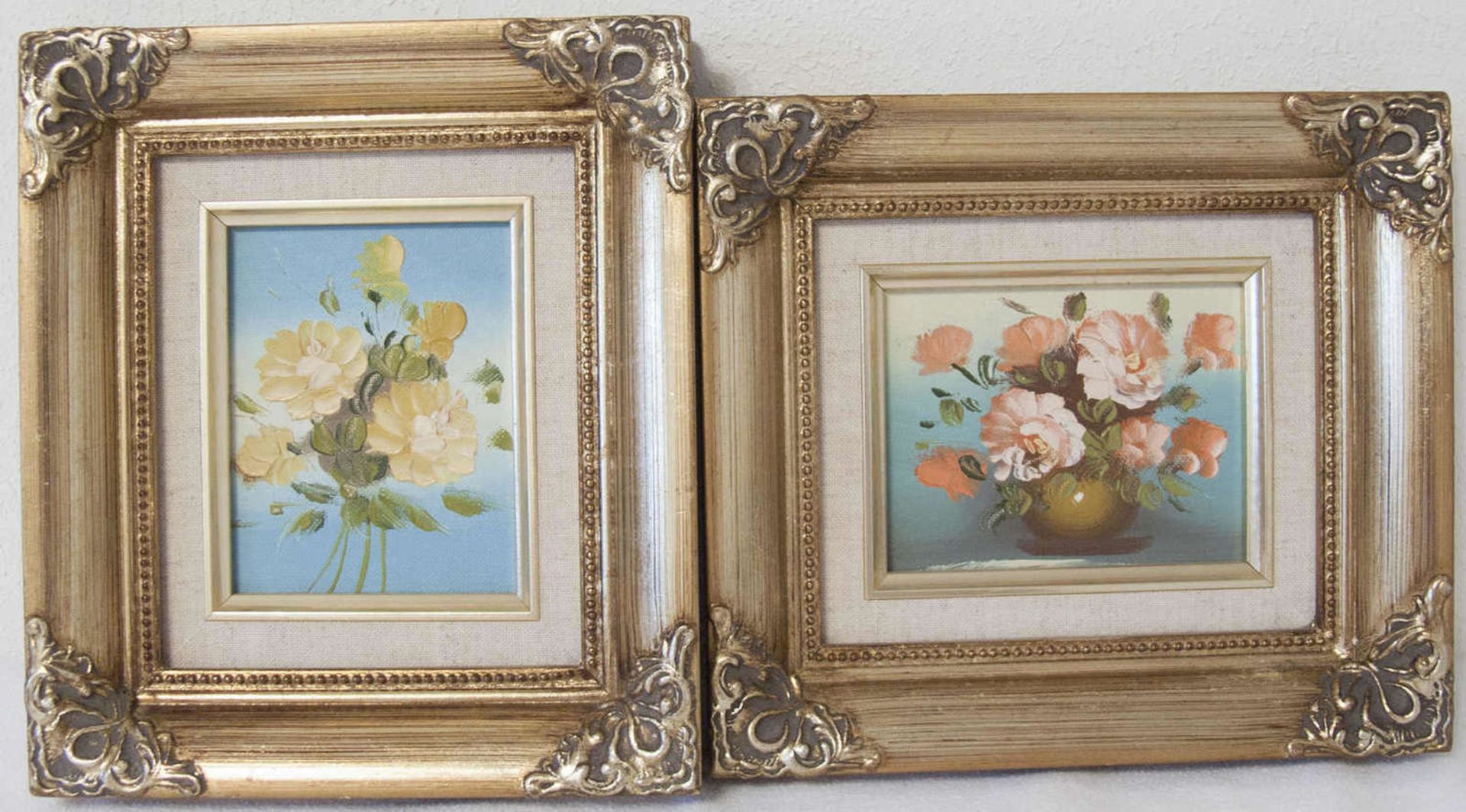 Zwei Ölbilder "Blumen - Stillleben". Öl auf Leinwand. Im Prunkrahmen. Maße: ca 22 cm x ca. 20 cm.Two