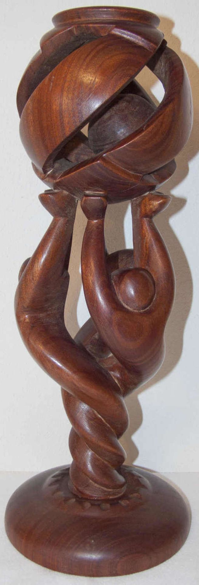Holz - Kerzenständer, sehr dekorativ. H: ca. 43 cm.Wooden candlestick, very decorative. H: about