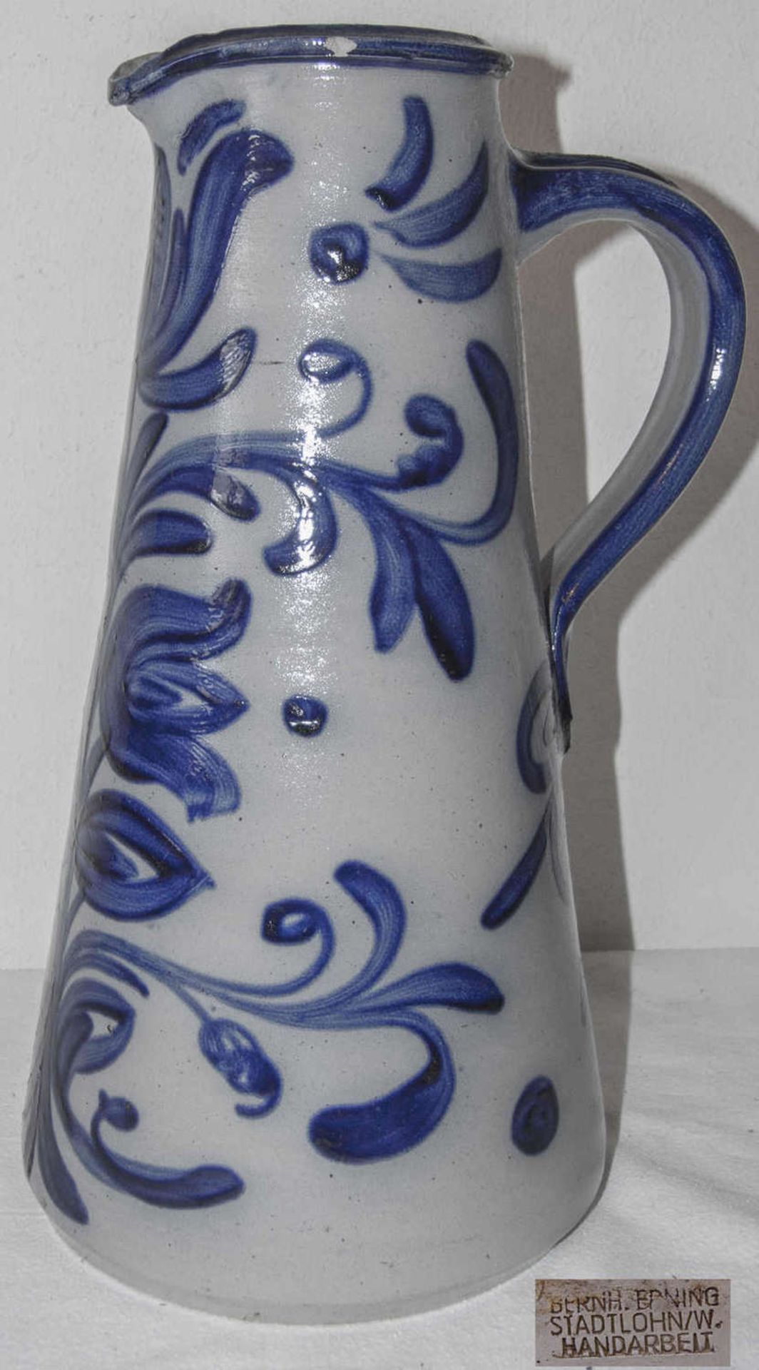 Salzglasur - Henkelkrug, H: ca. 34 cm. Handarbeit. Kleine Bestoßung an Lippe.Salt glaze - handle