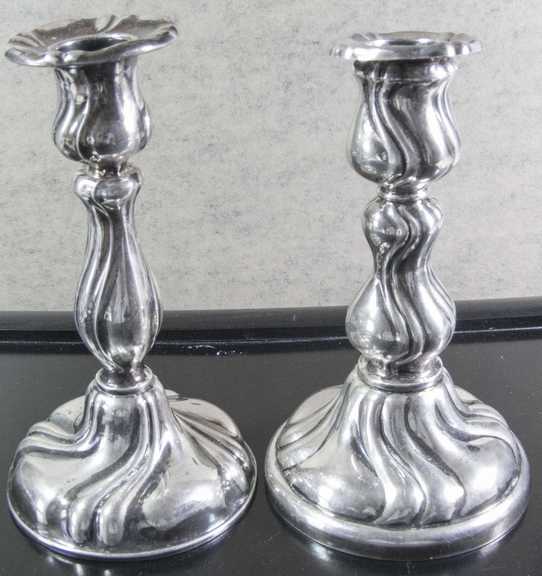 Zwei Tisch - Kerzenhalter, Silber 835 1 x mit Gewicht im Stand.. Gepunzt. Höhe: ca. 17 cm.Two