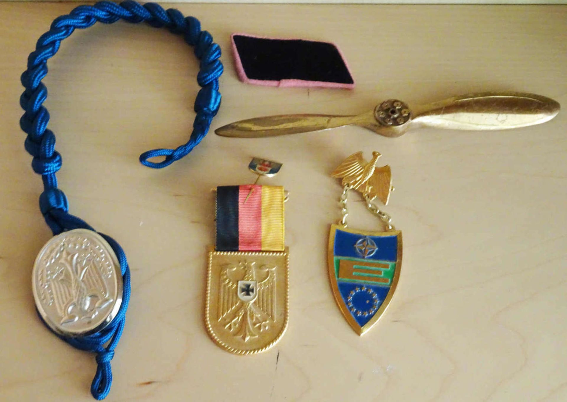 Lot Abzeichen, meist Bundeswehr, dabei auch Schützenschnur, etc.Lot badge, mostly Bundeswehr, as