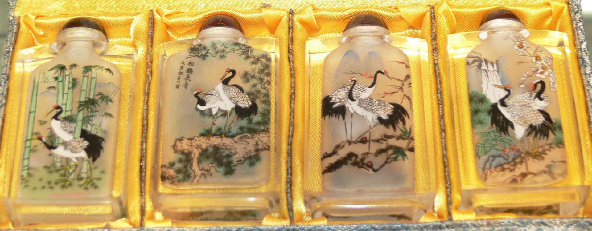 Chinesische Snuff - Bottle - Set. Innen-Glasmalerei, im orig. Etui.Chinese Snuff Bottle Set. - Image 2 of 2