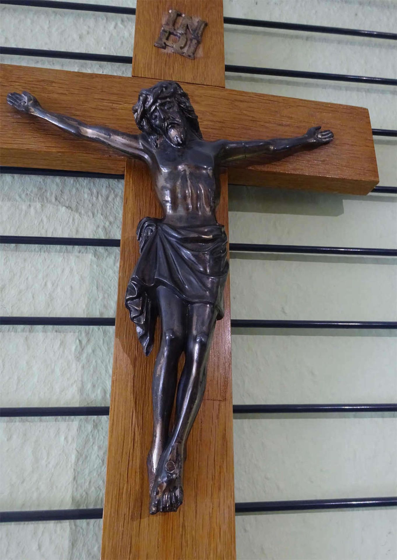 1 Kruzefix aus Holz mit Jesusfigur aus Metall. Höhe ca. 50 cm, Breite ca. 25 cm1 wooden Kruzefix - Bild 2 aus 2