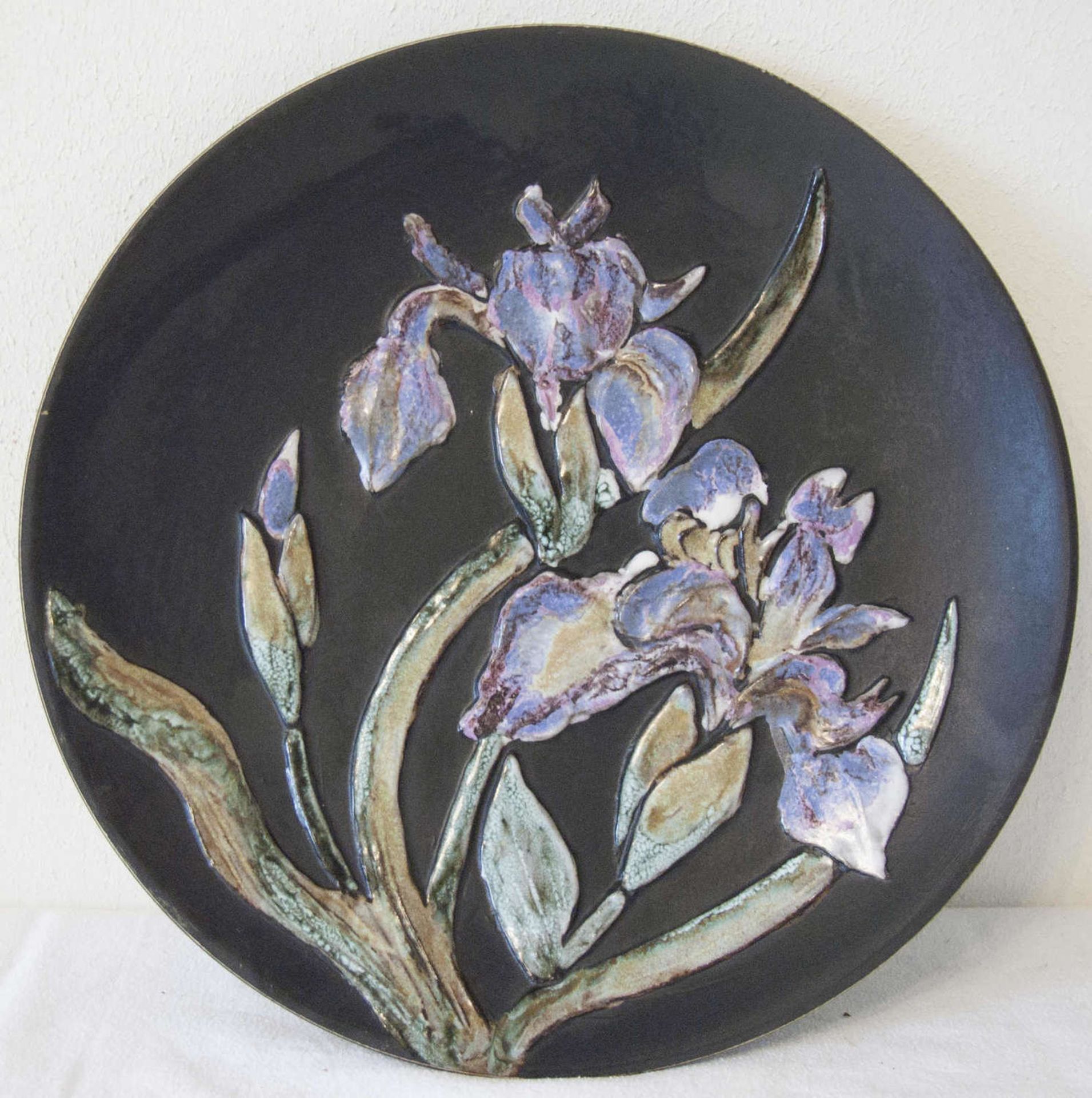 Keramik - Künstler - Teller, Durchmesser: ca. 36,5 cm. Florale, irisierende Aufschmelzungen. Sehr