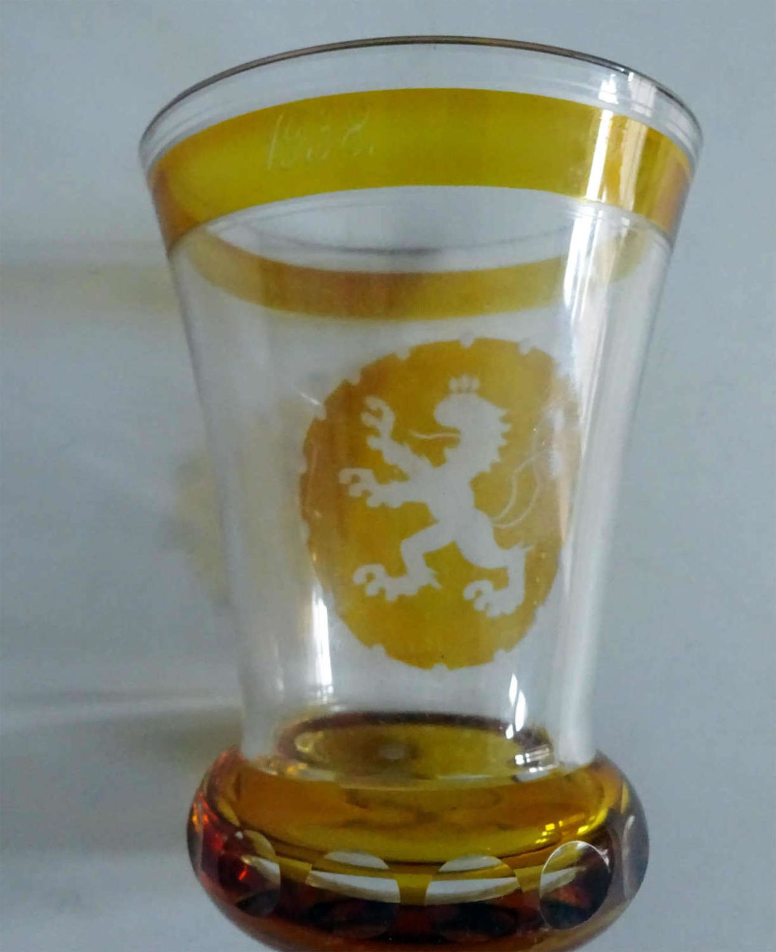 Bäderglas, Biedermaier, mit gelbem Überfang. Vorne ein Löwe, oben Spruch: "Ihr gabt uns Brot in - Bild 2 aus 2