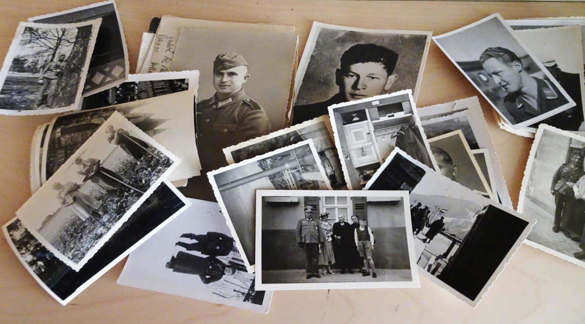 Lot alte Fotographien - Militaria, dabei auch etwas Post. Lot old photographs - Militaria, as well