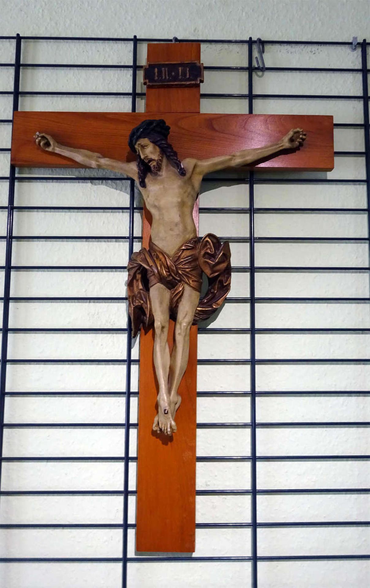 Kruzifix mit Jesus aus Gips, farbig gestaltet. Höhe ca. 80 cm, Breite ca. 52 cm.Crucifix with