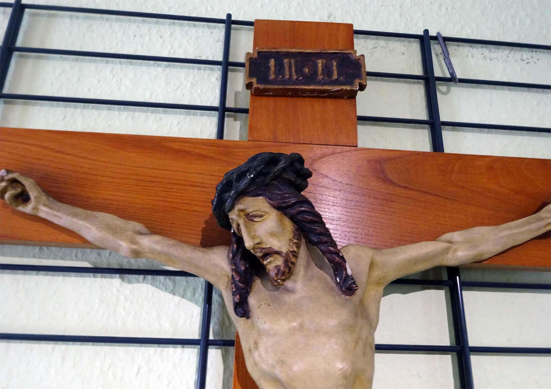Kruzifix mit Jesus aus Gips, farbig gestaltet. Höhe ca. 80 cm, Breite ca. 52 cm.Crucifix with - Bild 3 aus 3