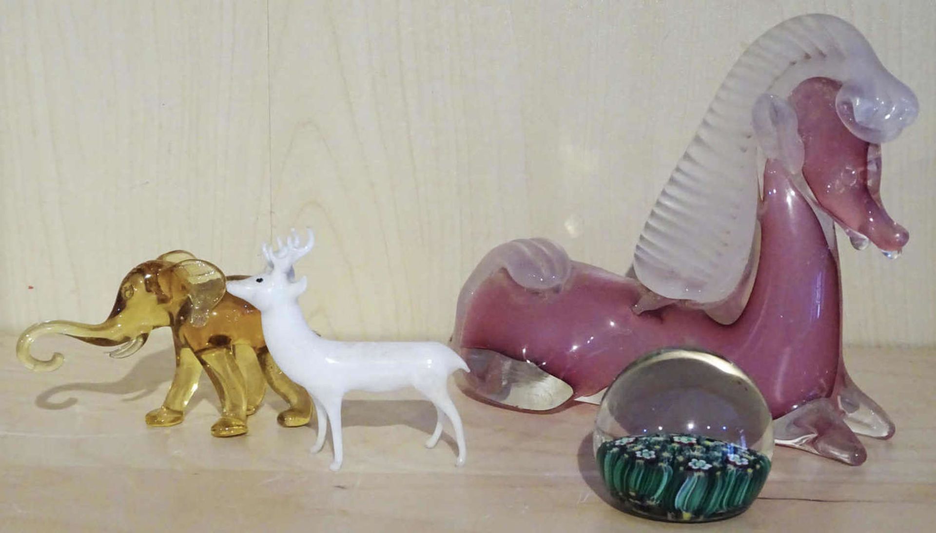 Lot Murano und Lauscher Glas, dabei Pferd, Elefant, Hirsch, sowie 1 Paperwright.Lot Murano and