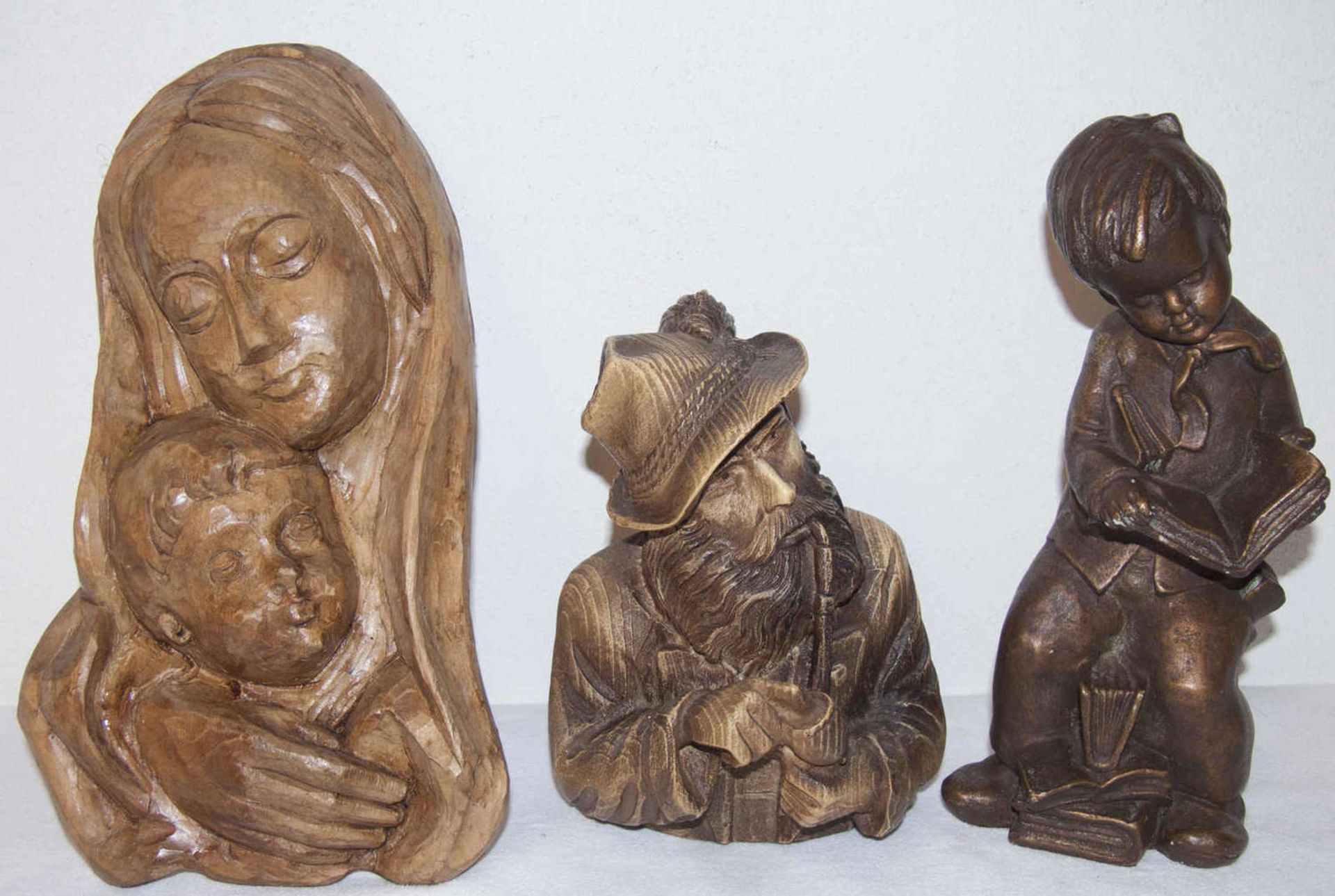 Drei Holzfiguren. Three wooden figures. Please visit.