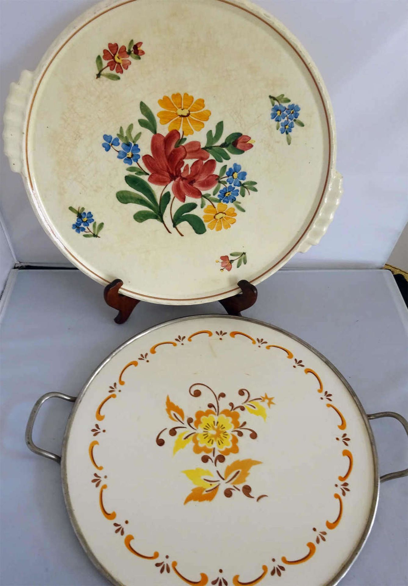 2 Kuchenplatten, 1x mit Metallmontur. Durchmesser ca. 31 cm2 cake plates, 1x with metal fitting.