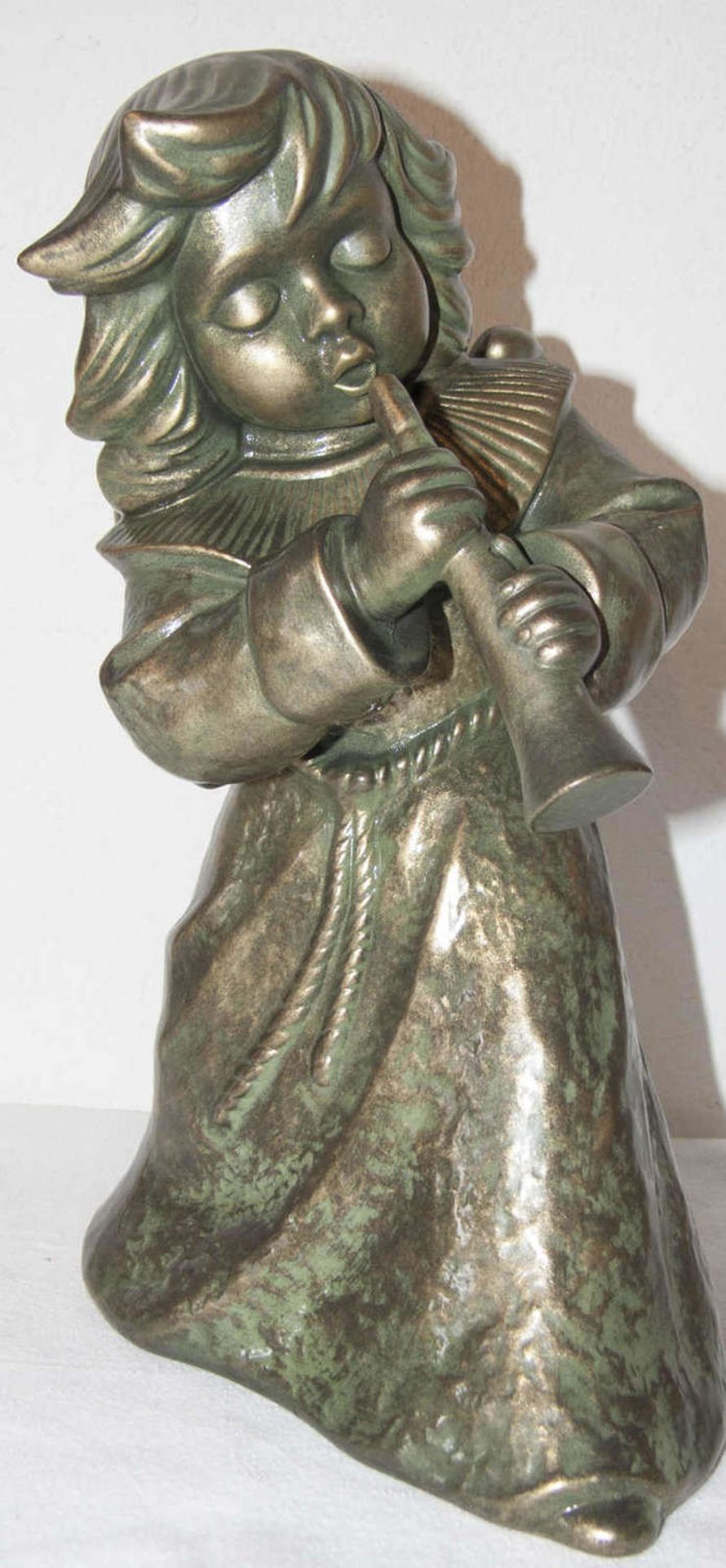 Keramik - Engel. Höhe: ca. 31 cm.Ceramic - angel. Height: approx. 31 cm.