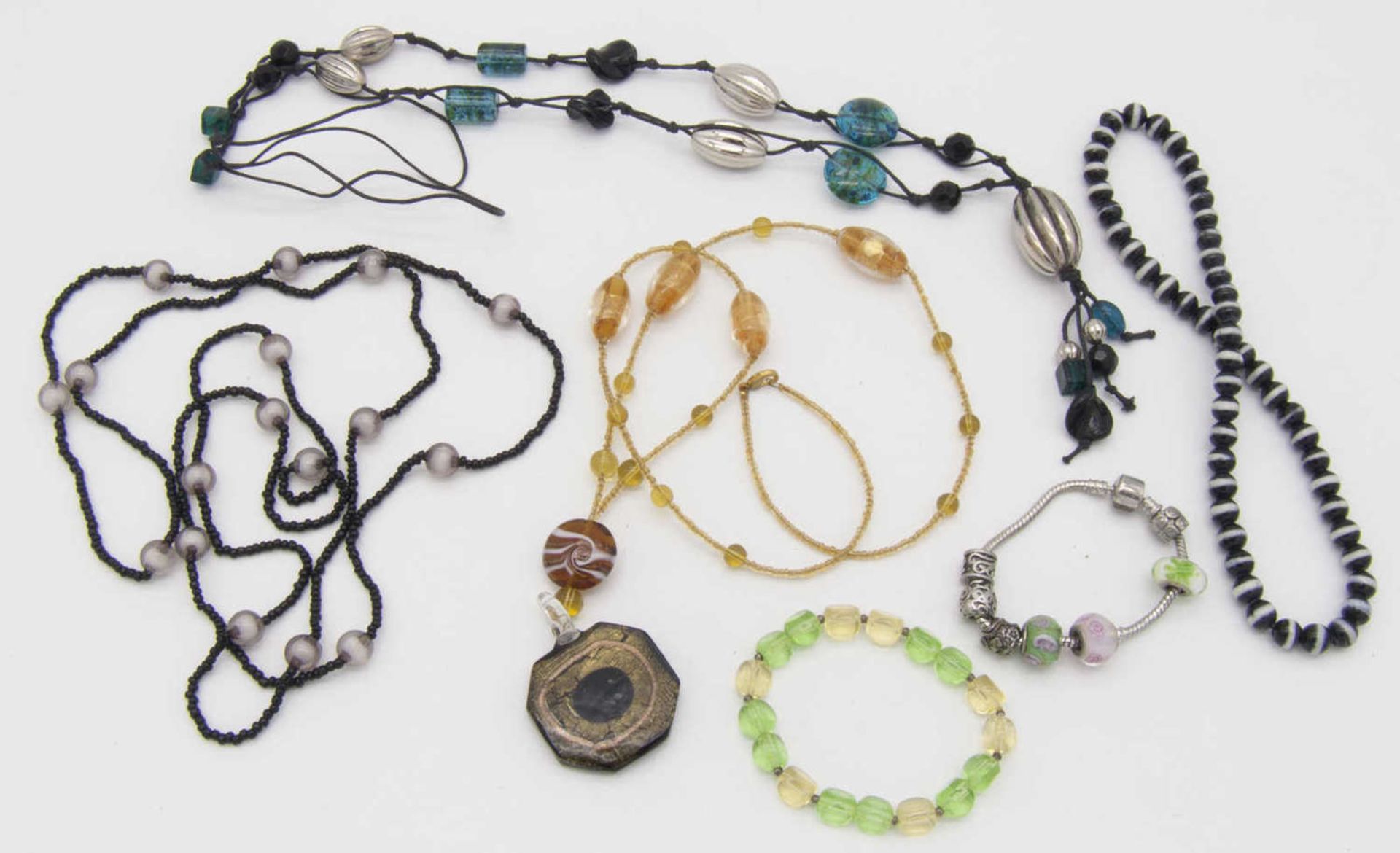 Lot Modeschmuck. Dabei Ketten und Armbänder. Lot of fashion jewelery. With chains and bracelets.