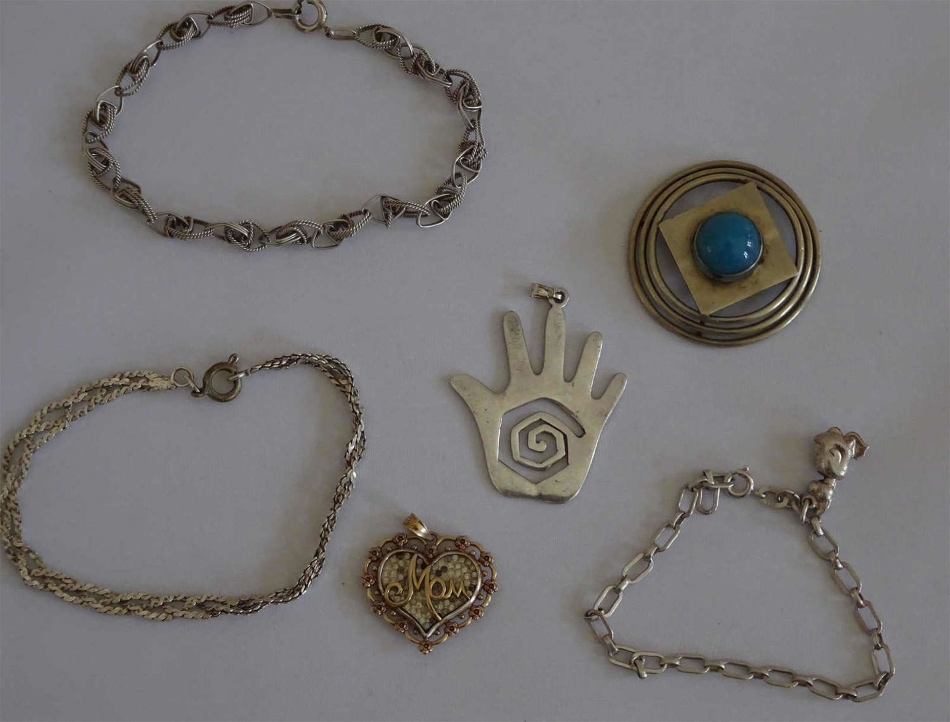 Lot Silberschmuck, dabei Armbänder, Anhänger, etc. Gewicht ca. 27,6 grLot of silver jewelery, as