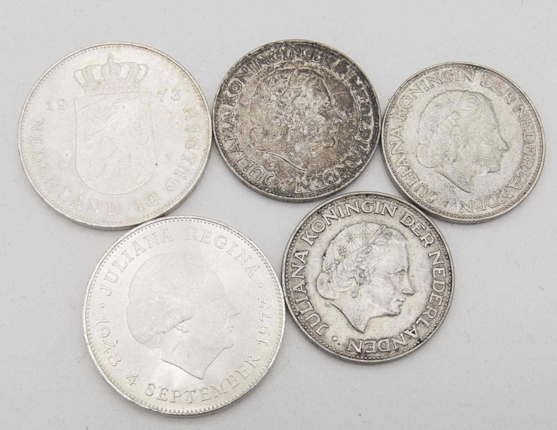 Niederlande 1961/73, Lot Silbermünzen, bestehend aus 3 x 2 1/2 Gulden (1961,1962,1966) und 2 x 10