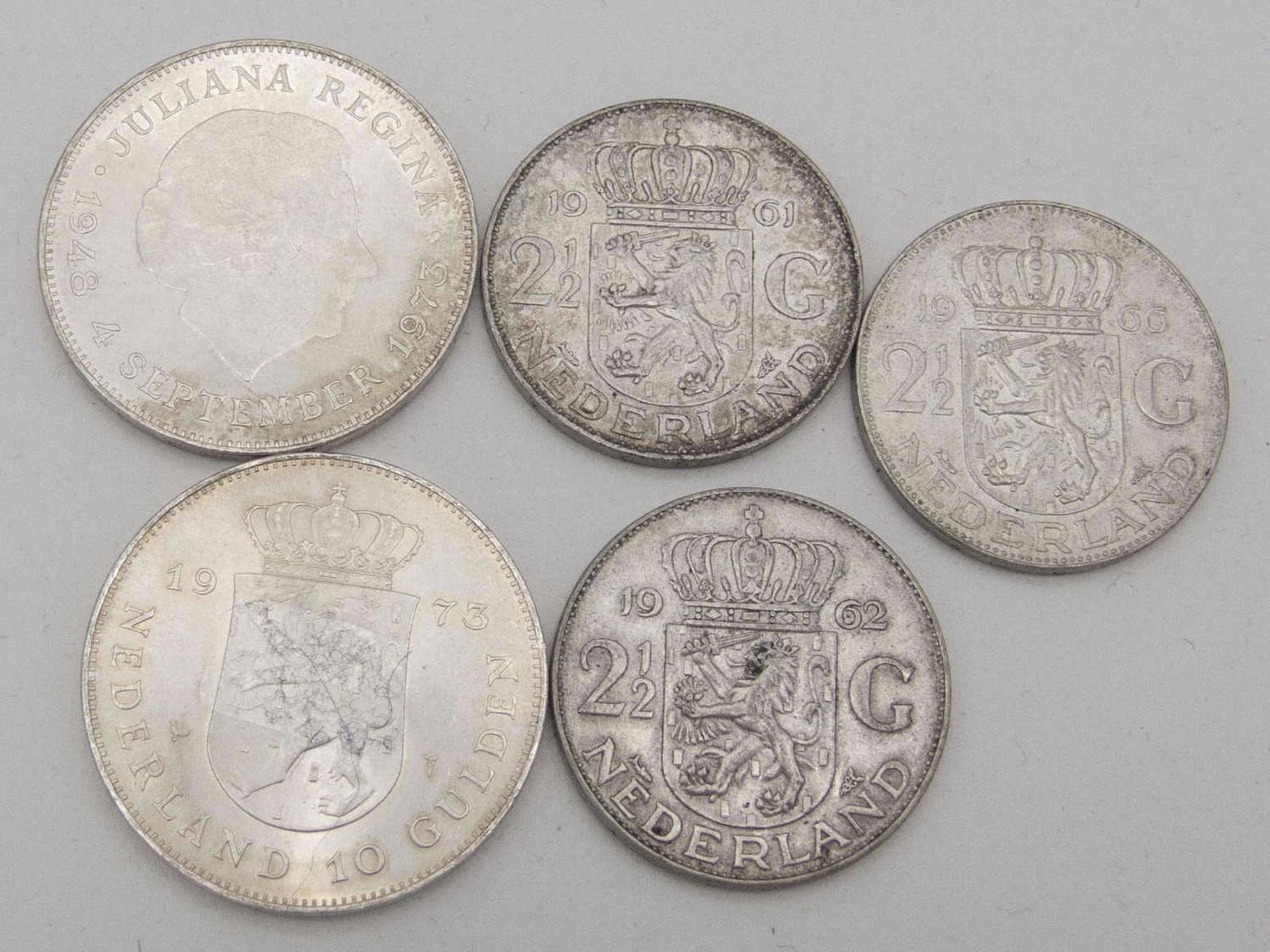 Niederlande 1961/73, Lot Silbermünzen, bestehend aus 3 x 2 1/2 Gulden (1961,1962,1966) und 2 x 10 - Bild 2 aus 2