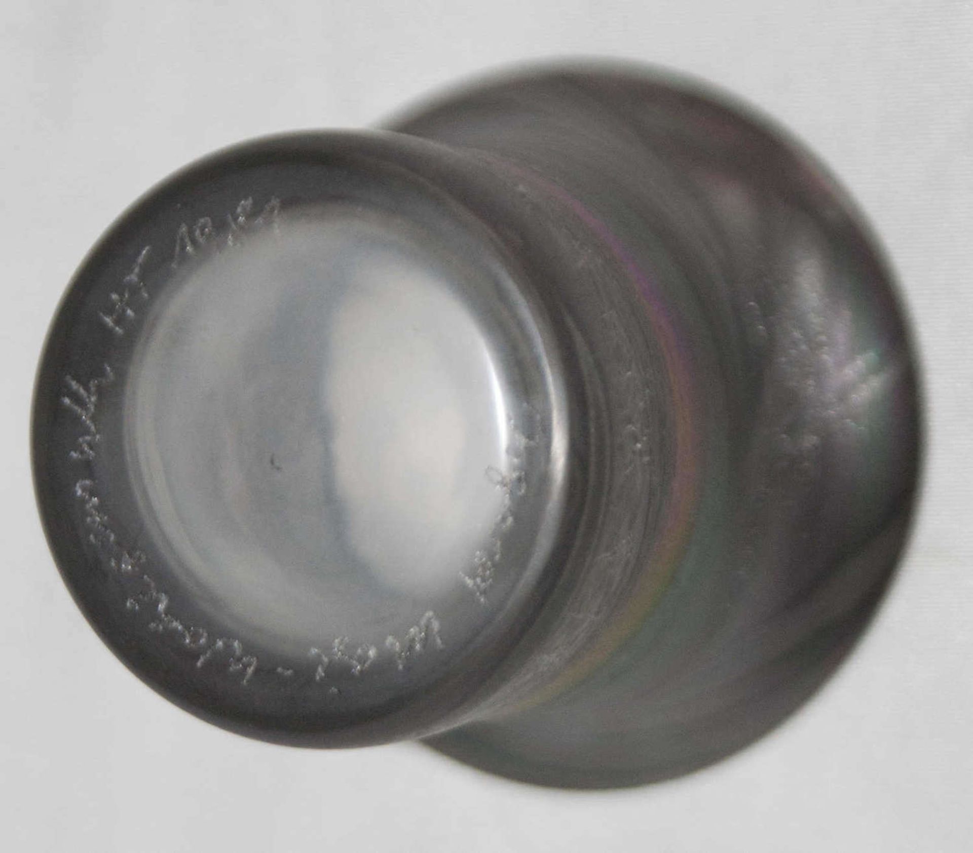 Glasväschen, Isgard Moje-Wohlgemuth. Höhe ca 5,5 cm, Durchmesser ca. 3,5 cm. Irisierend.Glass - Bild 2 aus 2