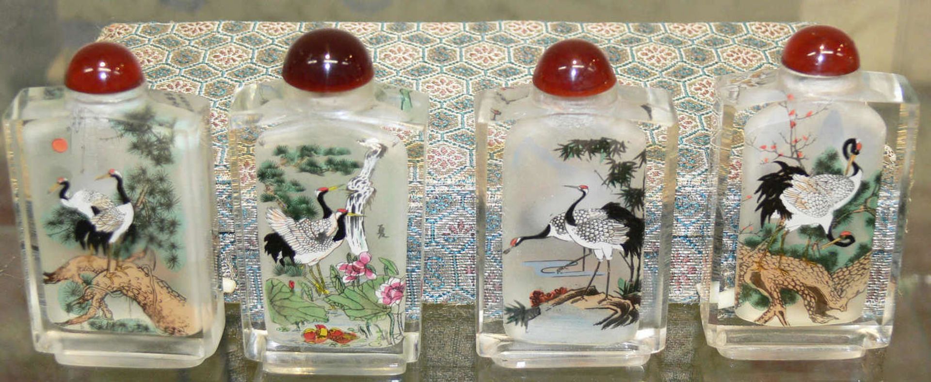 Chinesische Snuff - Bottle - Set. Innen-Glasmalerei, im orig. Etui.Chinese Snuff Bottle Set.