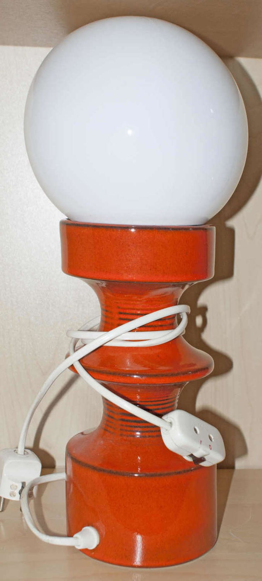 1 Tischlampe, orangener Keramikfuß und Kugelleuchte aus Glas. Retro, ca. 70er Jahre. Guter Zustand.1