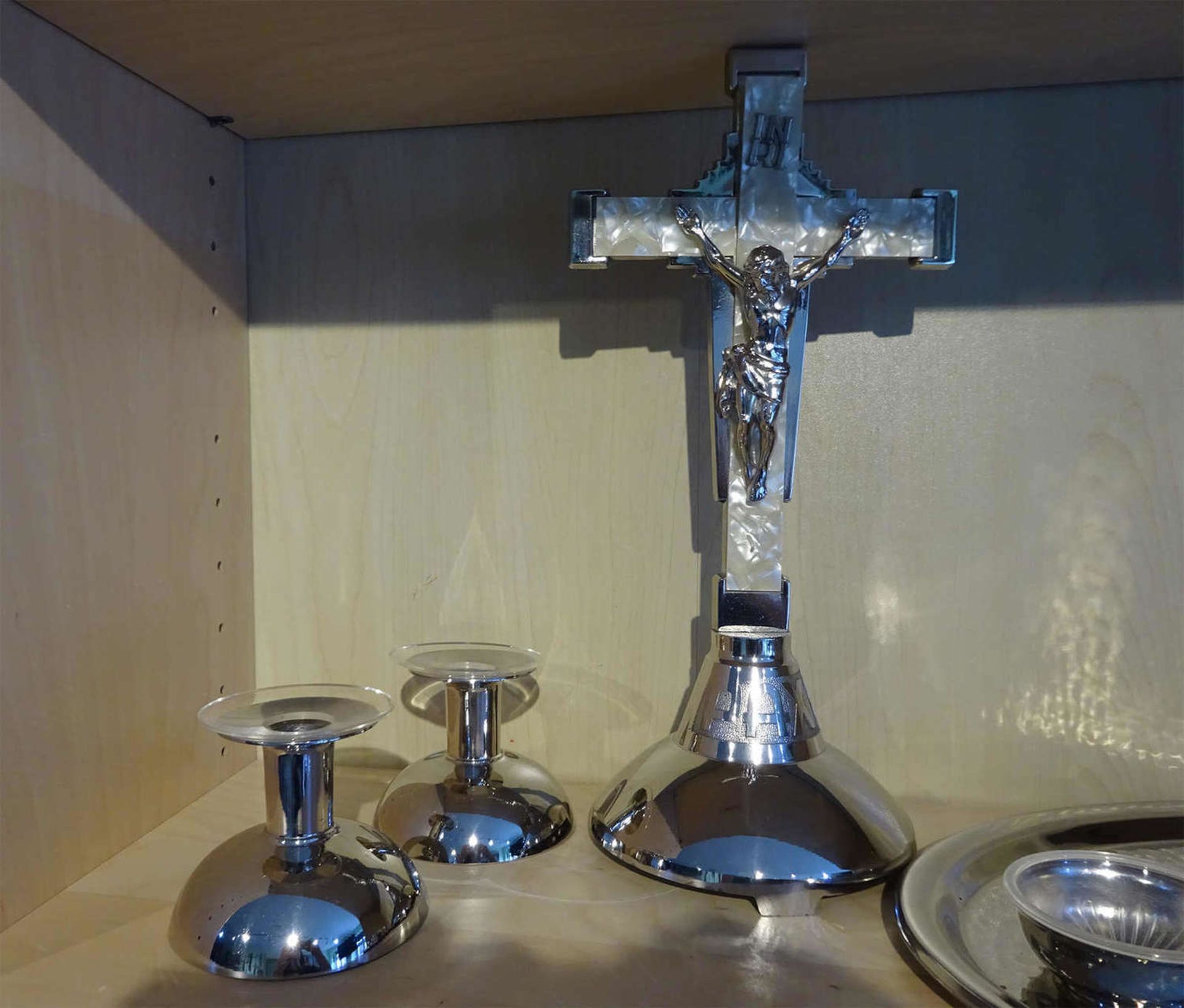 1 Versehgarnitur mit Altarkreuz, dieses mit Perlmut besetzt. Hochwertige Ausführung, komplett.1 - Bild 3 aus 3