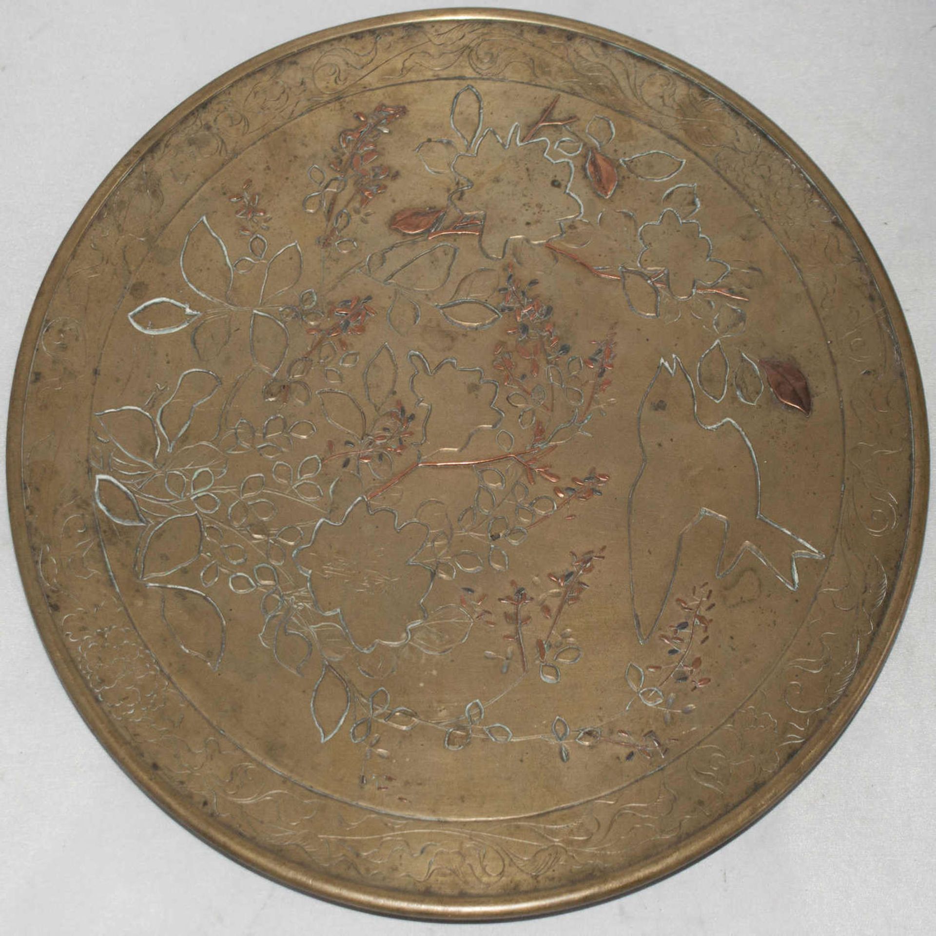 Bronzeteller, signiert, Japan, mit Blumen und Vogel Applikationen. Durchmesser ca. 30 cmBronze