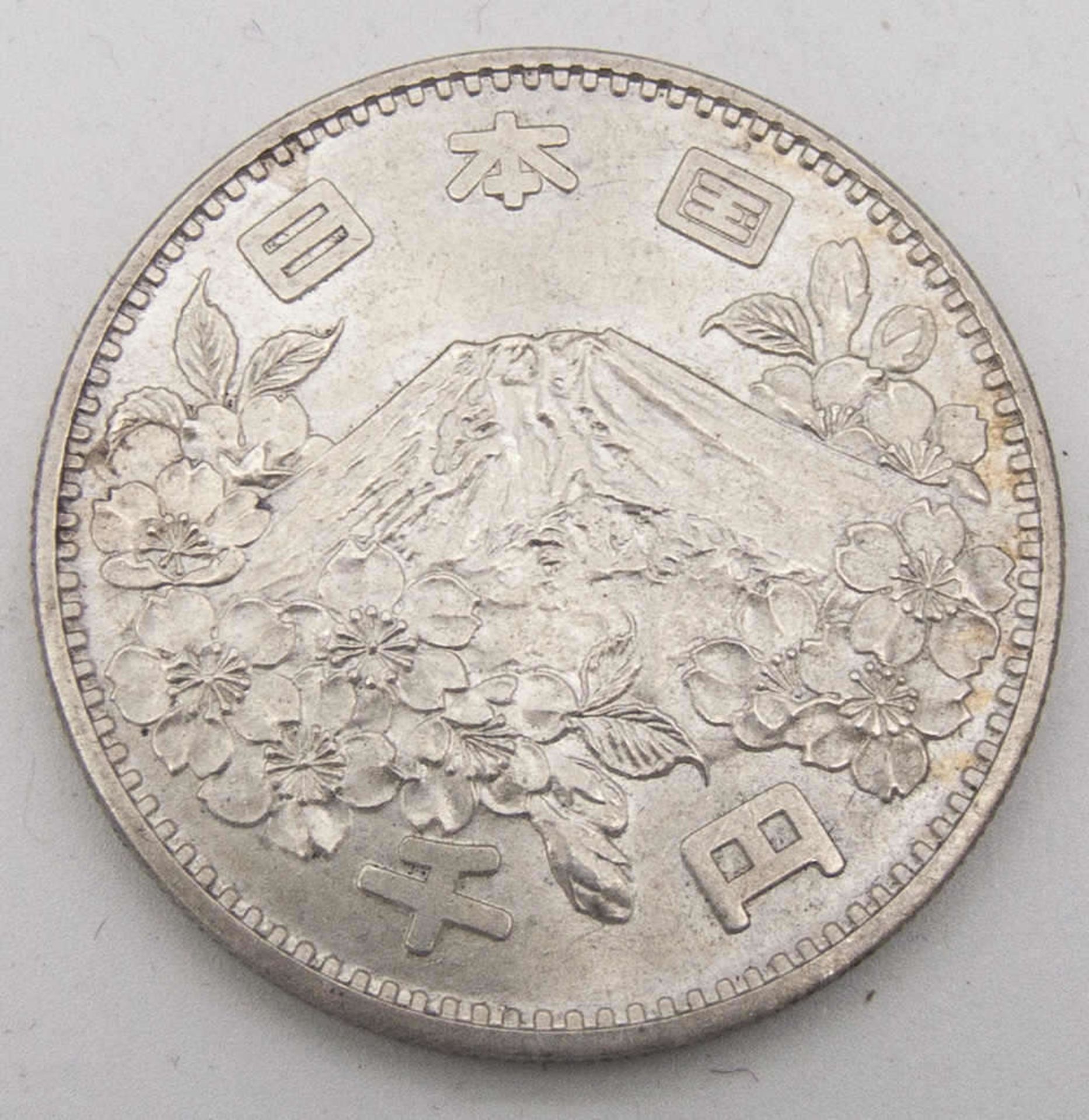 Japan 1964, 1000 Yen - Silbermünze. Erhaltung: vz.Japan 1964, 1000 yen - silver coin. Condition: - Bild 2 aus 2