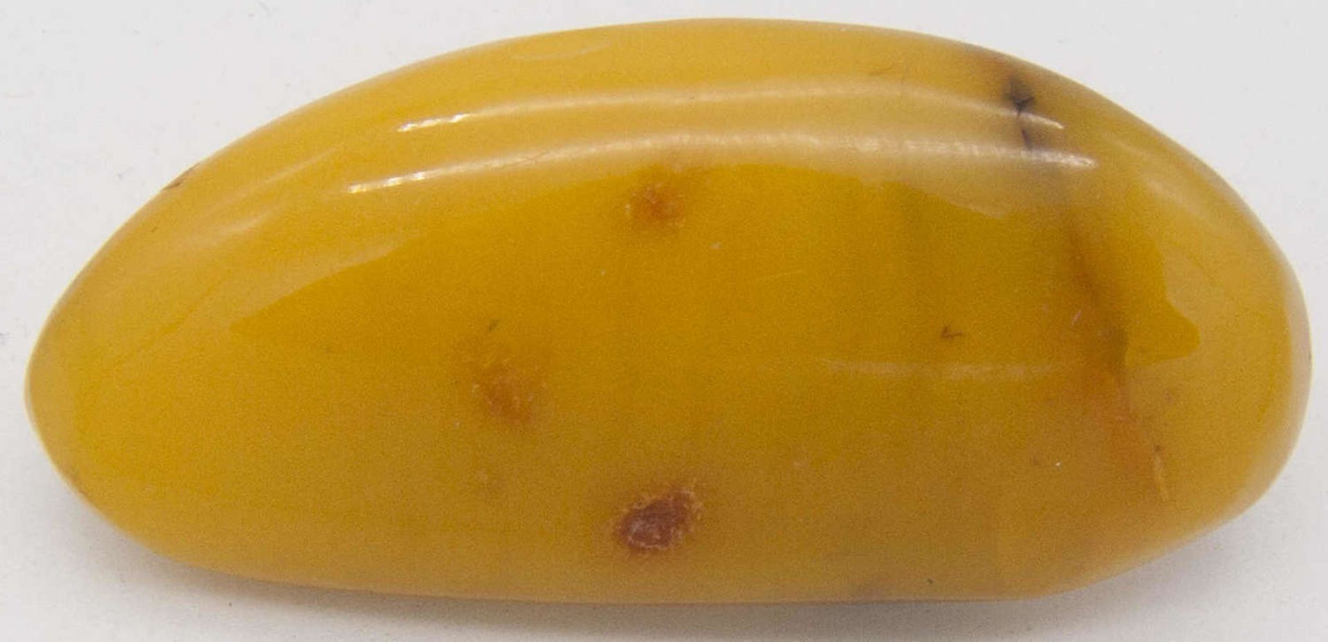Honig - Bernstein - Brosche. L: ca. 48 mm.Honey - amber - brooch. L: about 48 mm.