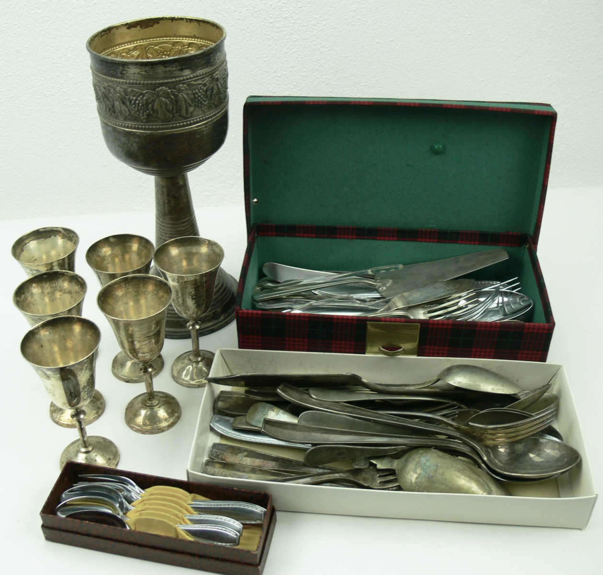 Kleines Lot versilbertes dabei Bestecke, 6 Becher sowie 1 größerer Pokal.Small Lot silvered