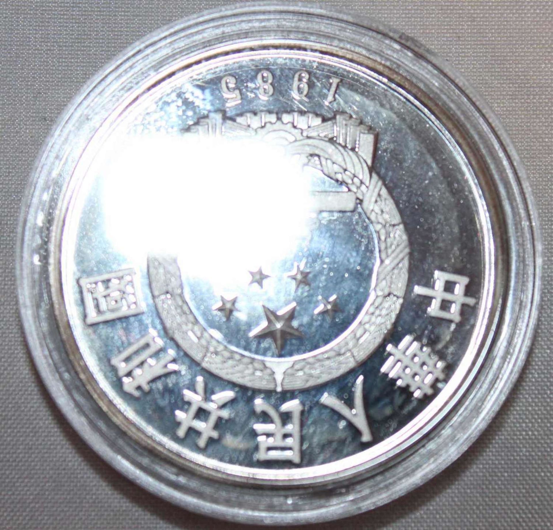 China 1985, 5 Yuan - Silbermünze "Lao - Tse". Silber 900. Gewicht: 22,2 gr.. In Kapsel. Erhaltung: - Bild 2 aus 3