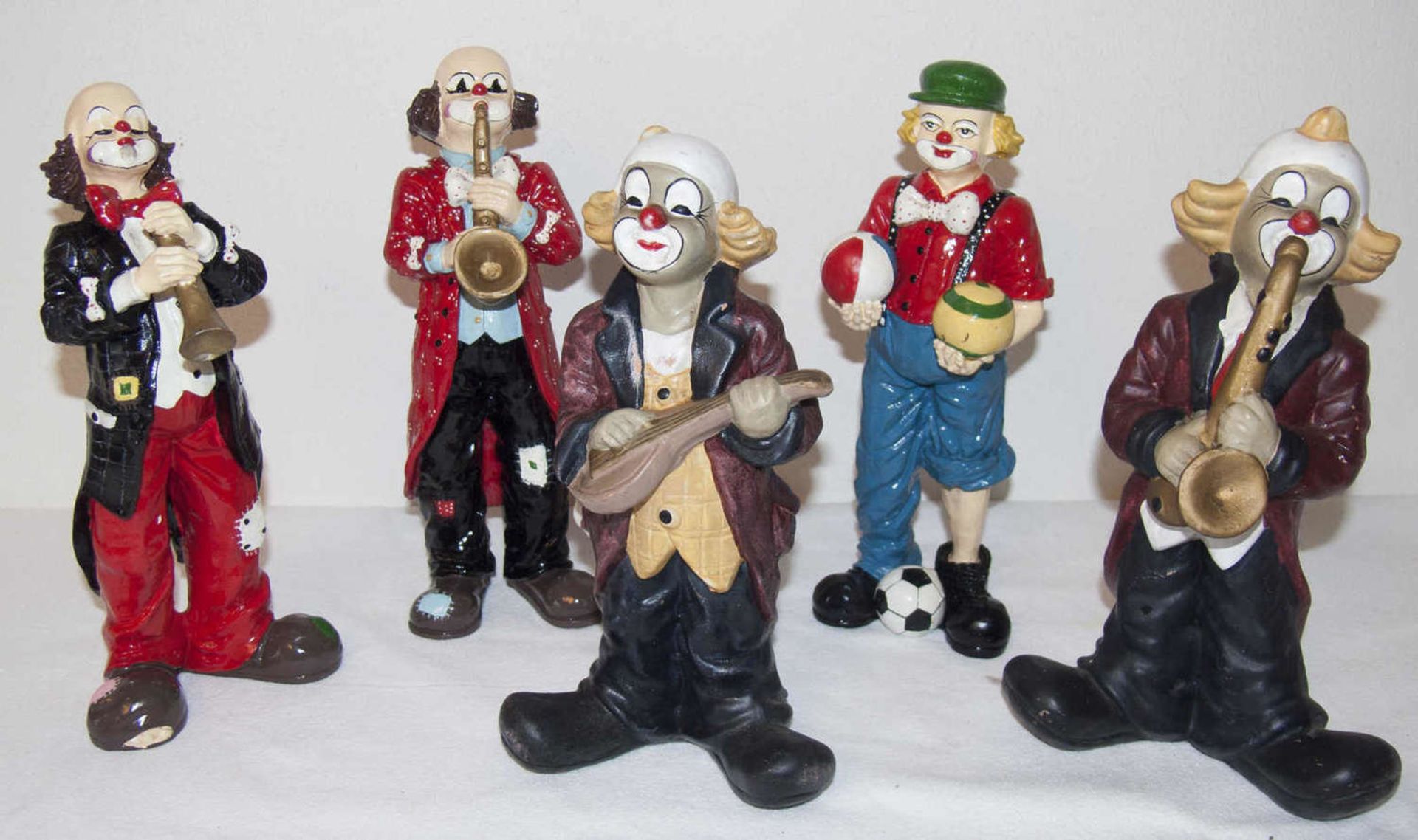 Konvolut Clowns, Musikatengruppe, Keramik, 1 x beschädigt. Insgesamt 5 Stück. H: ca. 26 cm.Mixed lot