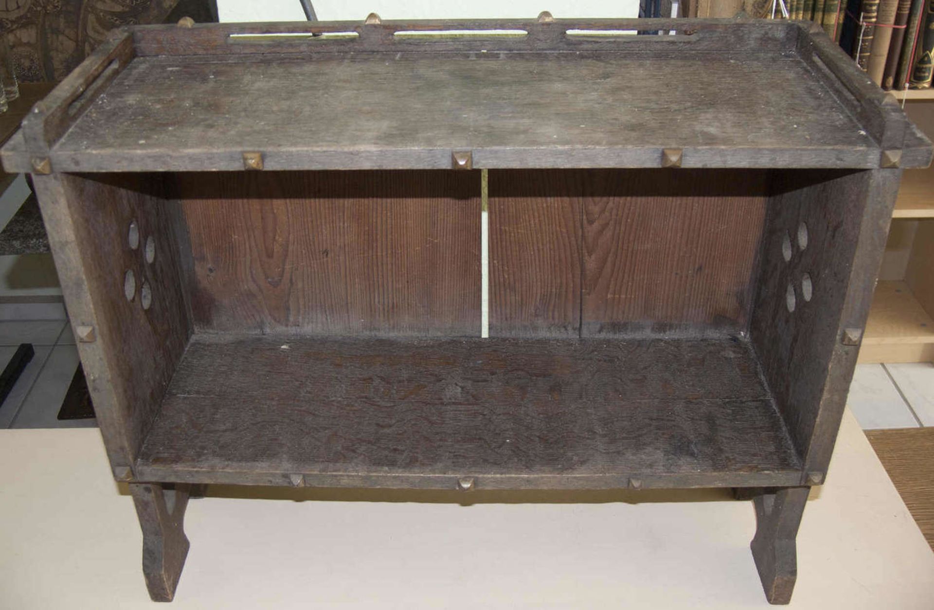 Uralter Schrankaufsatz, Holz, Maße: ca. 61 cm x ca. 20 cm x ca. 46 cm (B x T x H).Antique cupboard