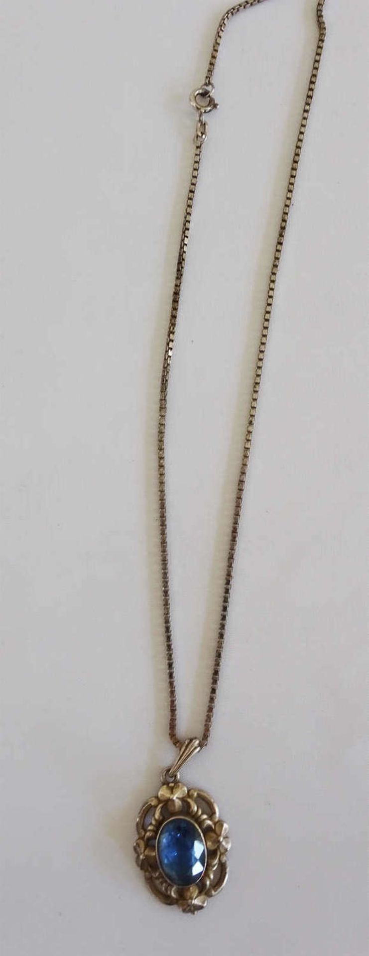 1 Silberkette mit Anhänger, dieser besetzt mit Blautopas, wohl 30er Jahre.1 silver necklace with - Bild 2 aus 2