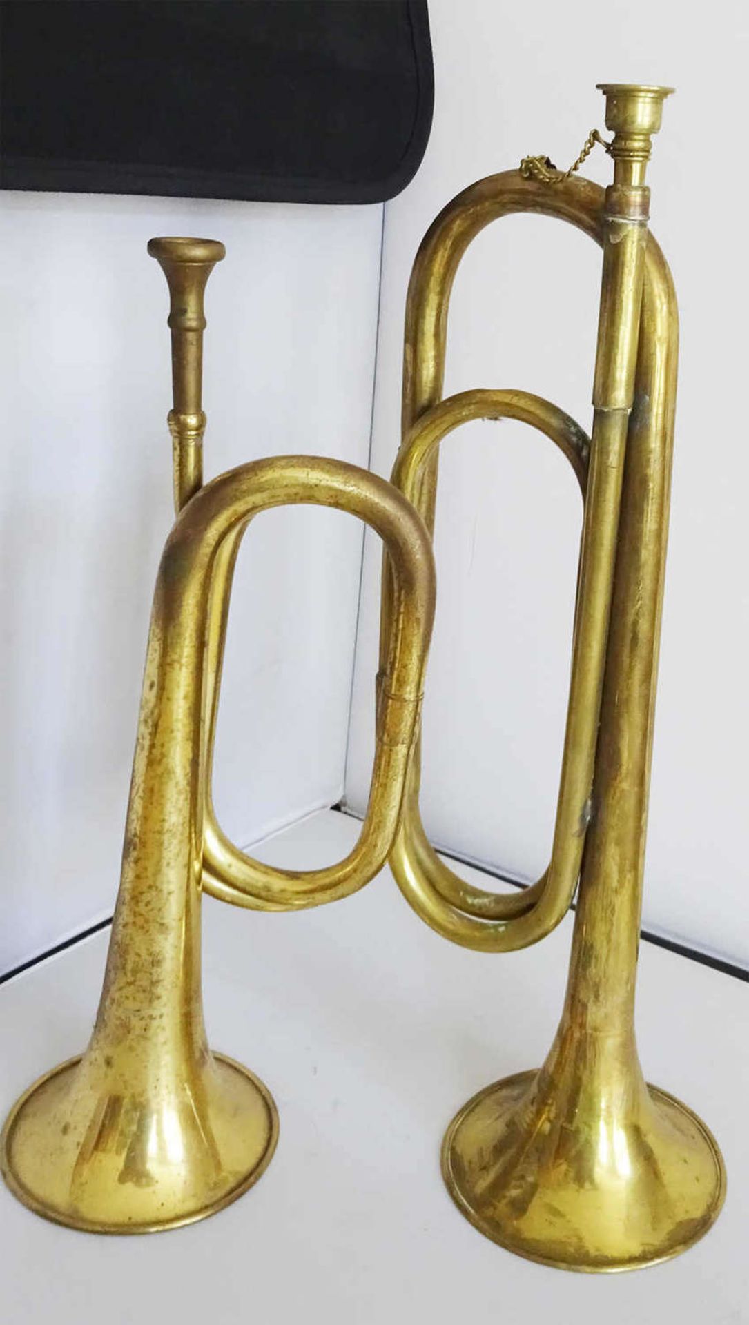 2 alte Trompeten, Funktion nicht geprüft.2 old trumpets, function not tested.