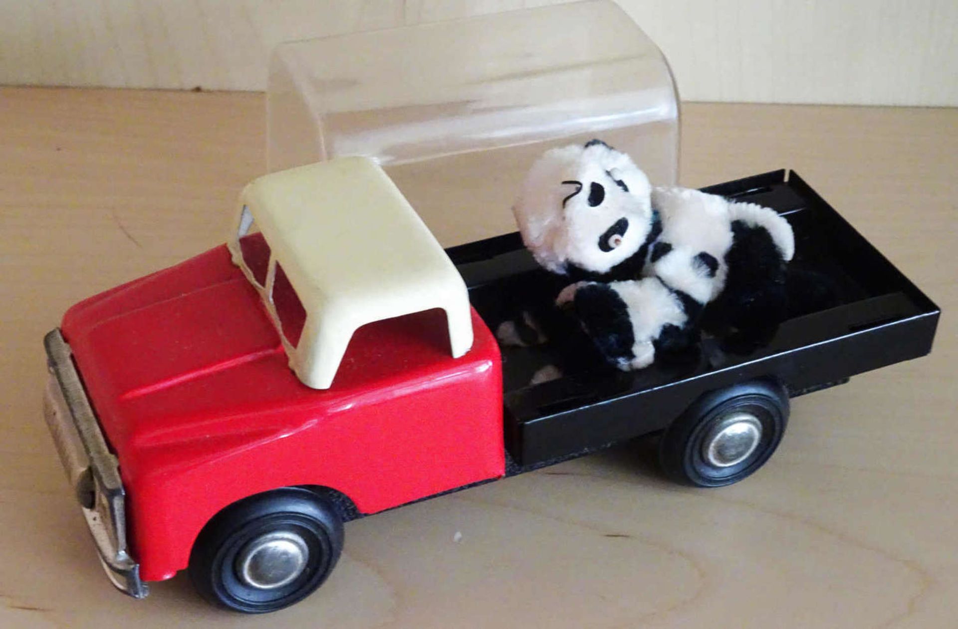 1 Blech LKW mit Aufsatz, Panda Bär mit Jungen. China. Diese beweglich beim fahren. Mechanik intakt.1