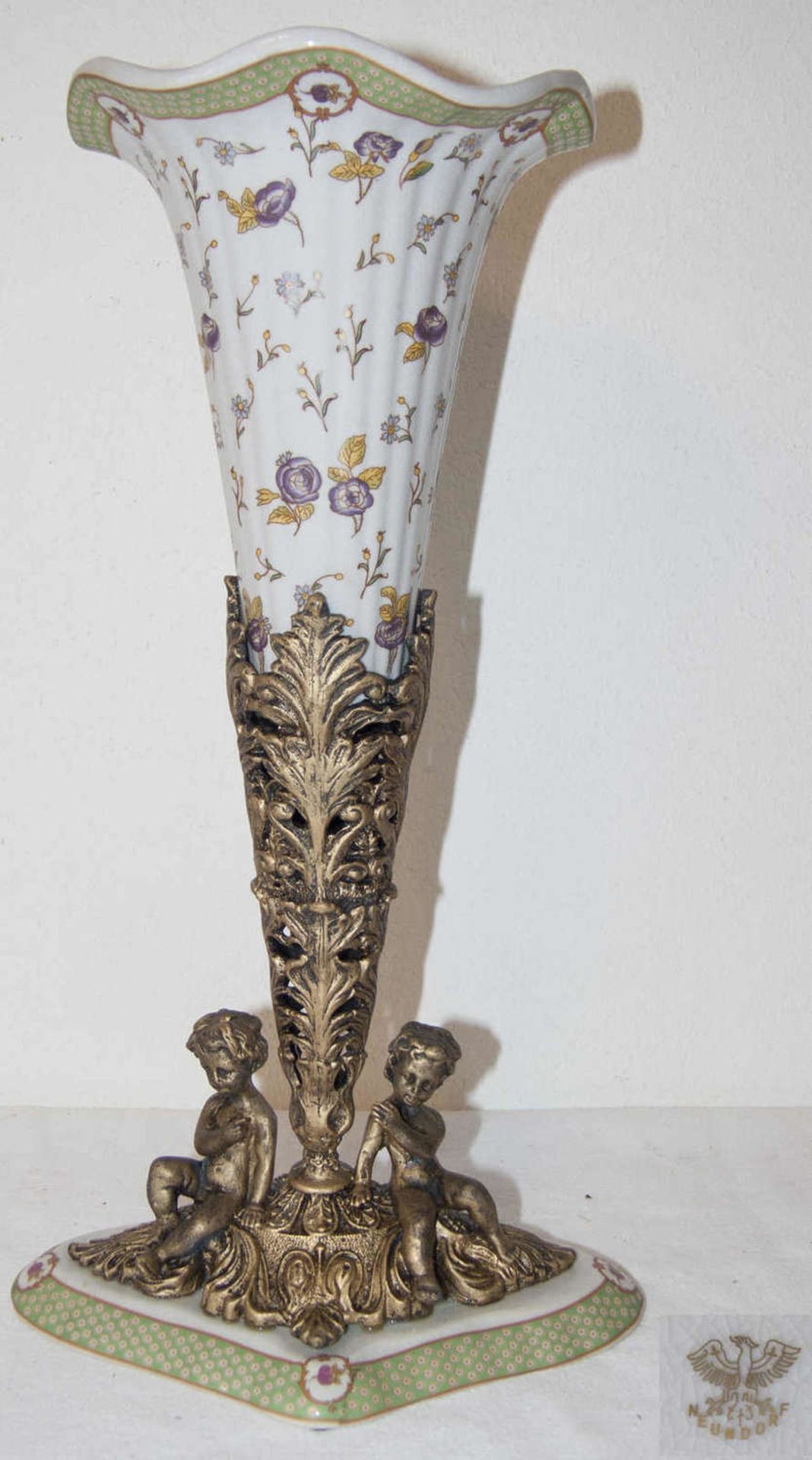Neundorf Porzellan - Trompeten - Vase mit Metall - Montur. Am Stand von Putten flankiert. Höhe.