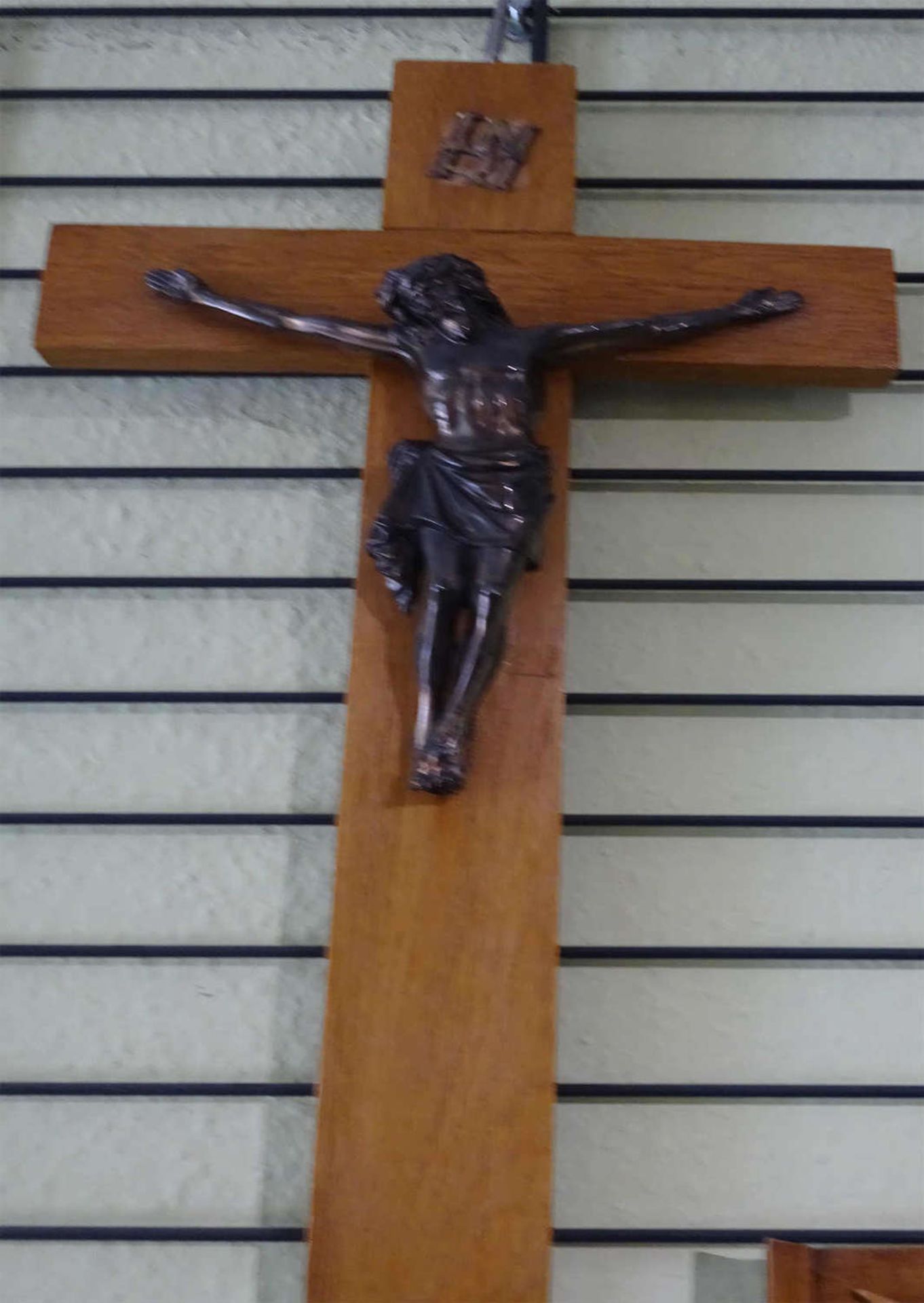 1 Kruzefix aus Holz mit Jesusfigur aus Metall. Höhe ca. 50 cm, Breite ca. 25 cm1 wooden Kruzefix