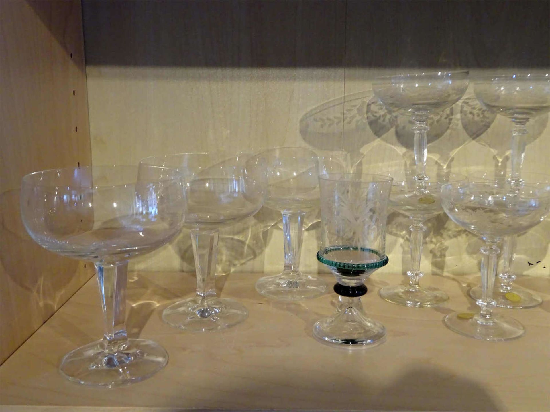 Glaskonvolut aus Haushaltsauflösung, bestehend aus verschiedenen Gläsern, dabei auch aus der - Bild 2 aus 3