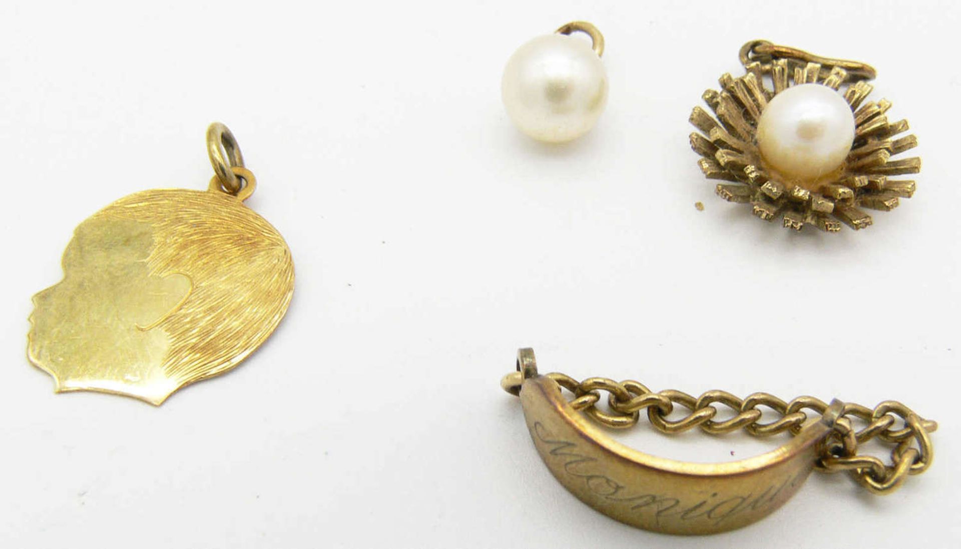 Kleines Lot Goldschmuck. Gewicht: ca. 1,7 g Gold 585 und ca. 3,7 g Gold 333.Small lot of gold