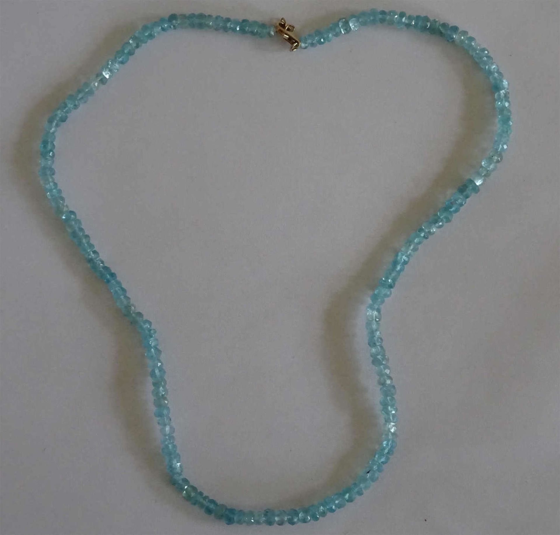 Aquamarinkette mit 585er Goldverschluß. Guter Zustand.Aquamarine necklace with 585 gold clasp.