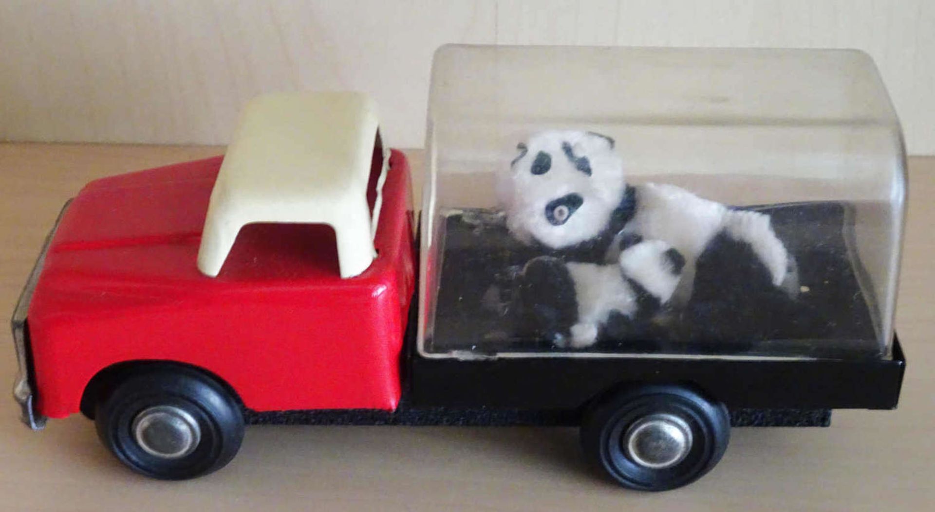 1 Blech LKW mit Aufsatz, Panda Bär mit Jungen. China. Diese beweglich beim fahren. Mechanik intakt.1 - Bild 2 aus 3