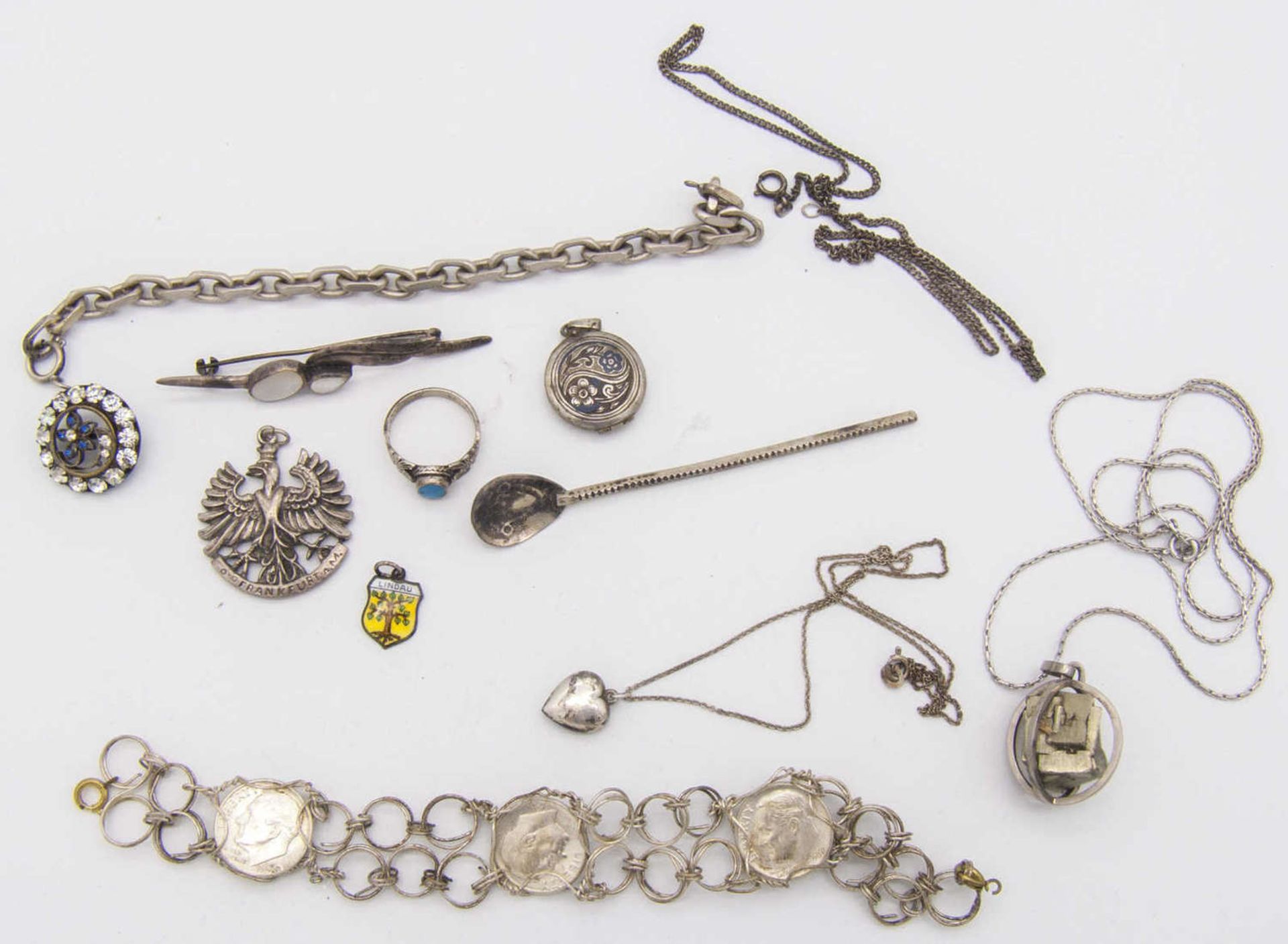 Konvolut Silber - Schmuck, bestehend aus Ring, Anhängern,, Armbändern, Brosche etc. Gesamtgewicht:
