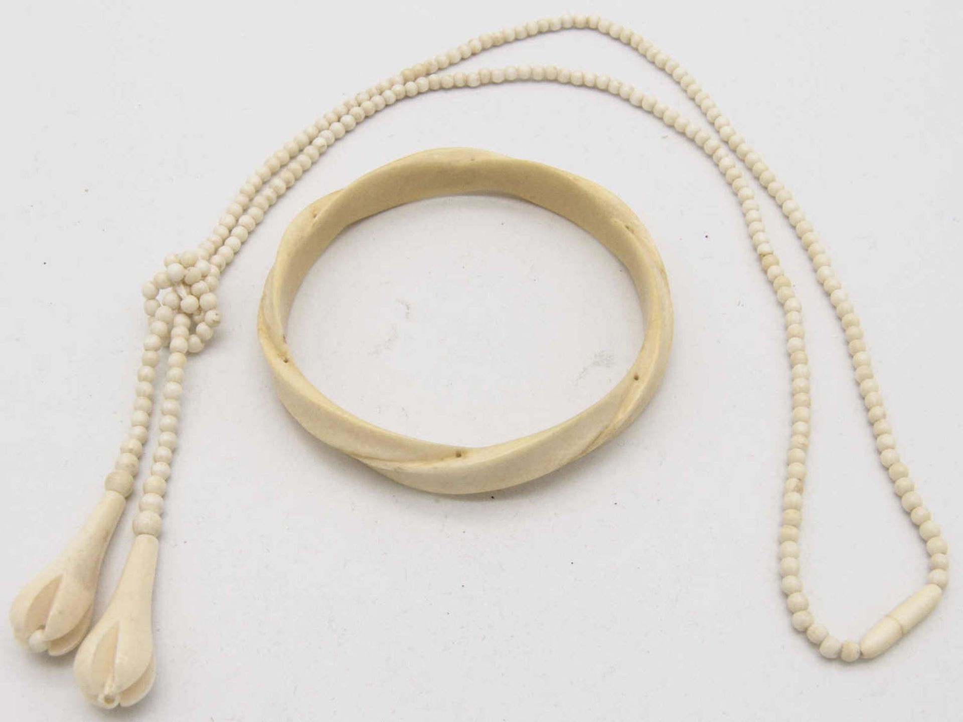Lot Bein - Schmuck, bestehend aus einem Armreif und einer Kette.Lot ivory- jewelry, consisting of