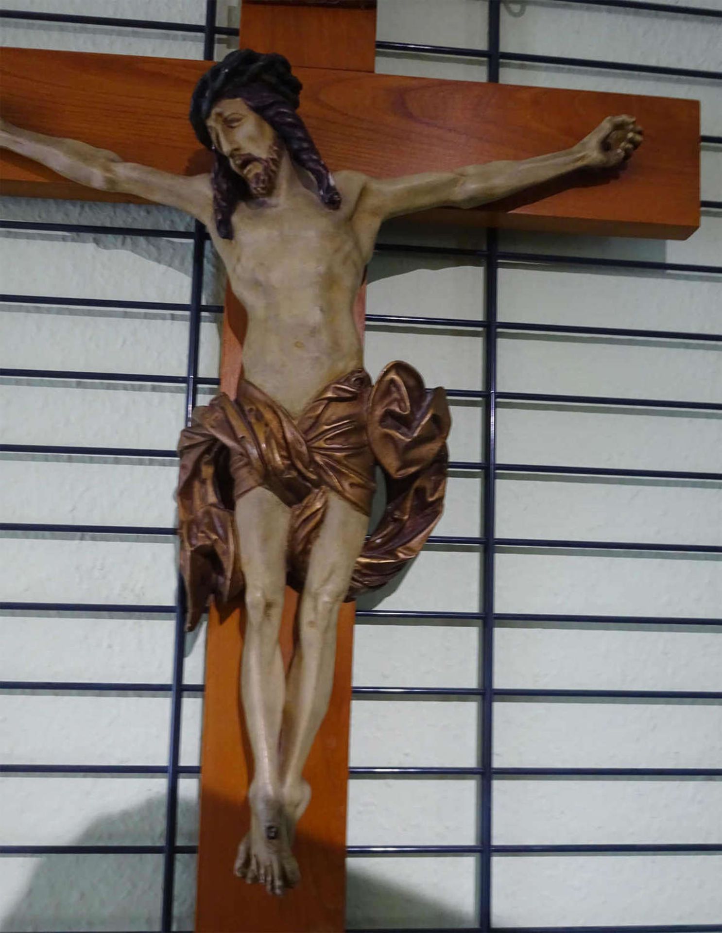 Kruzifix mit Jesus aus Gips, farbig gestaltet. Höhe ca. 80 cm, Breite ca. 52 cm.Crucifix with - Bild 2 aus 3