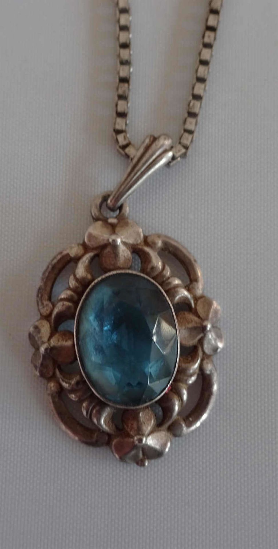 1 Silberkette mit Anhänger, dieser besetzt mit Blautopas, wohl 30er Jahre.1 silver necklace with