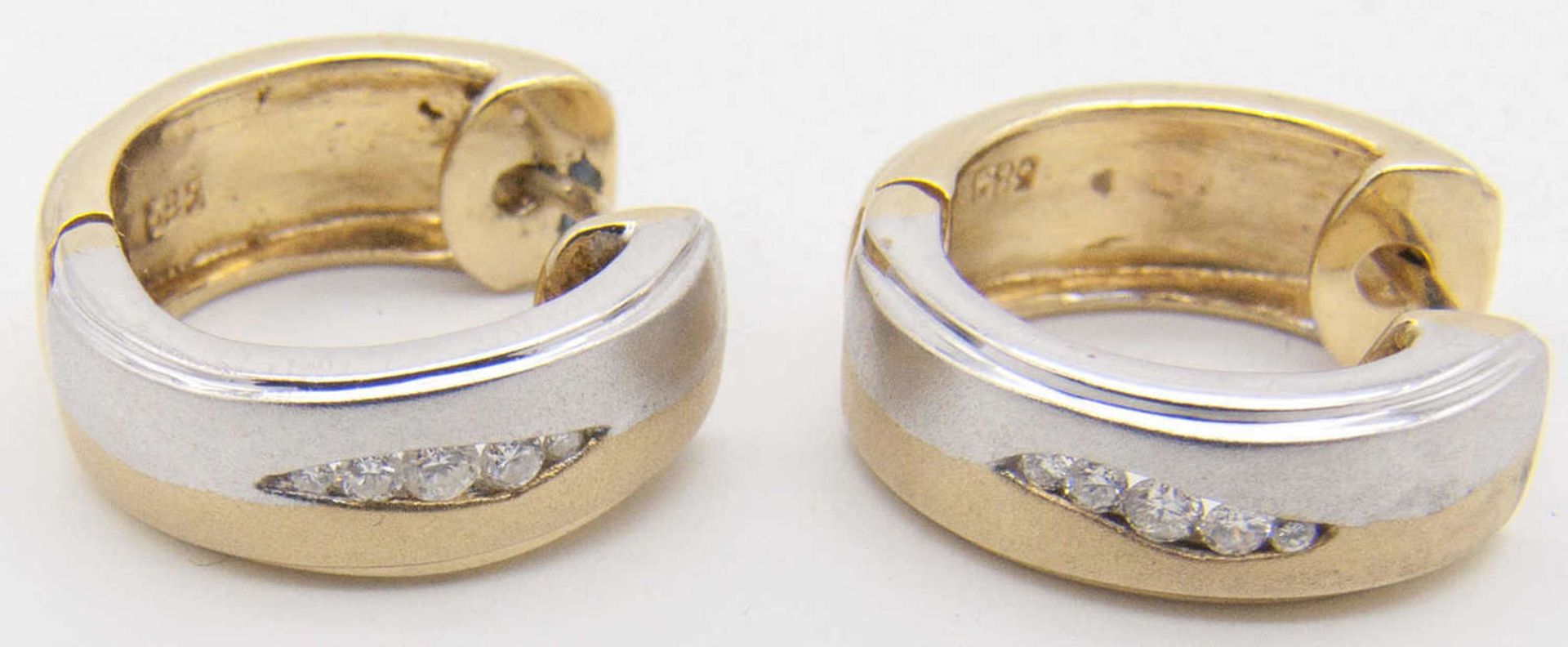 Gold - Ohrringe, Gold 585, bicolor. Besetzt mit Brillant - Splittern. Gewicht: ca. 7,9 g.Gold