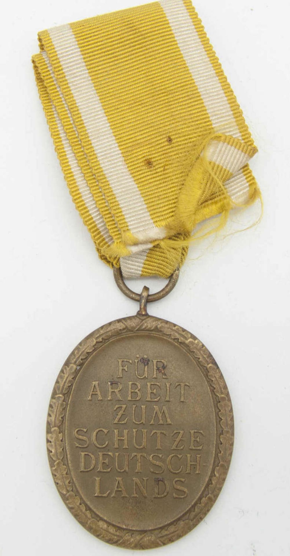 2. Weltkrieg, Schutzwallabzeichen am BandWW2, protective wall badge on ribbon - Bild 2 aus 2