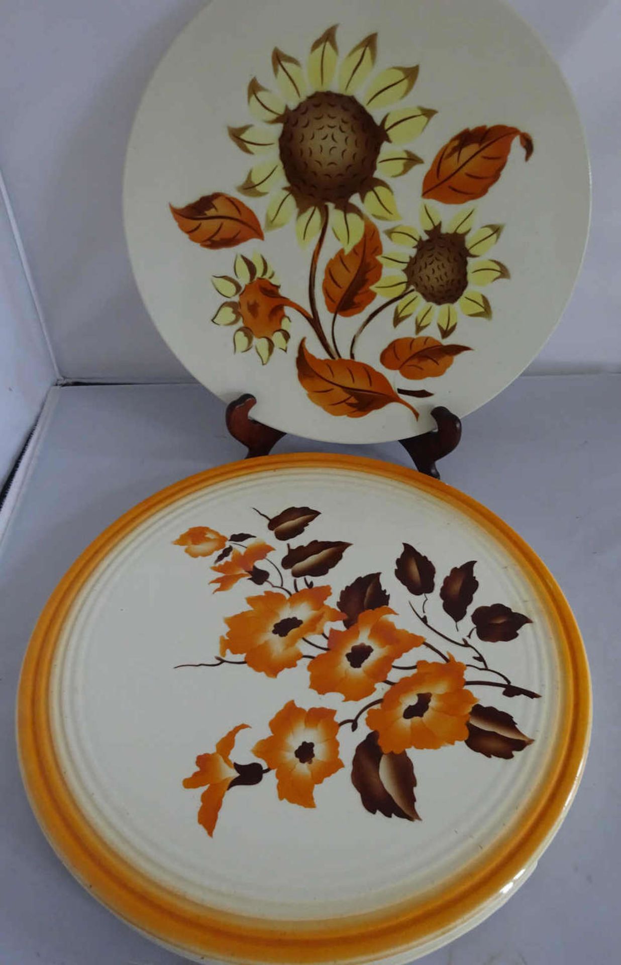 2 Kuchenplatten, Grünstadter Keramik, 1x erhöht. Guter Zustand2 cake plates, greenstone ceramic,