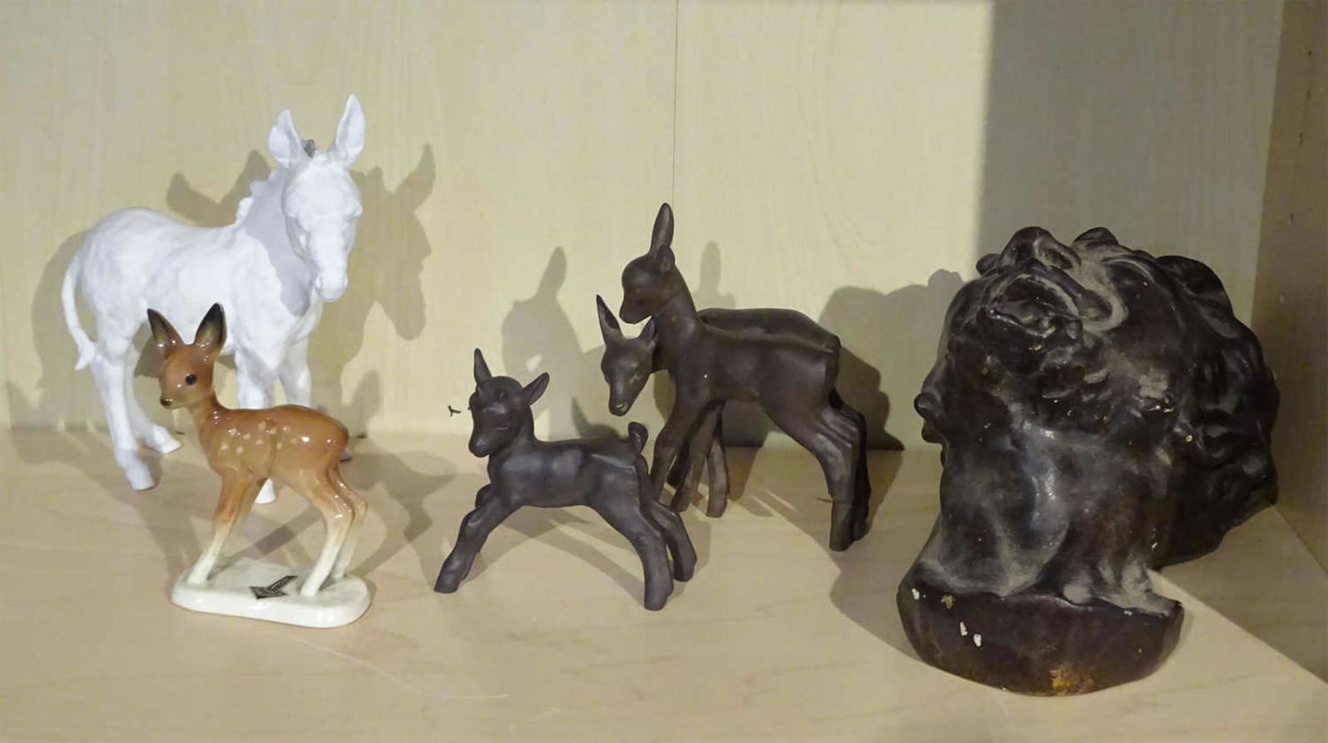 Lot Keramikfiguren aus Haushaltsauflösung, dabei Reh, Ziege, Wandmaske und Esel, sowie 1 Porzellan