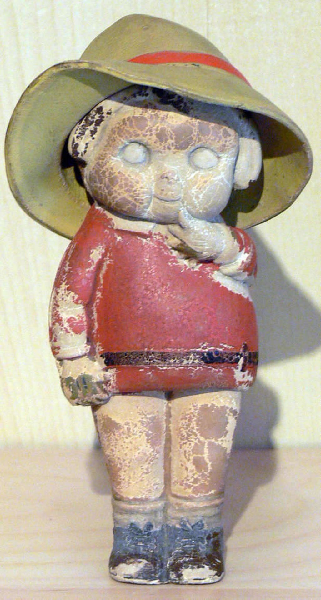 Uralte Spielpuppe. Kewpie? Gummi. Hut und Puppe das selbe Material. Höhe: ca. 12 cm. Mit