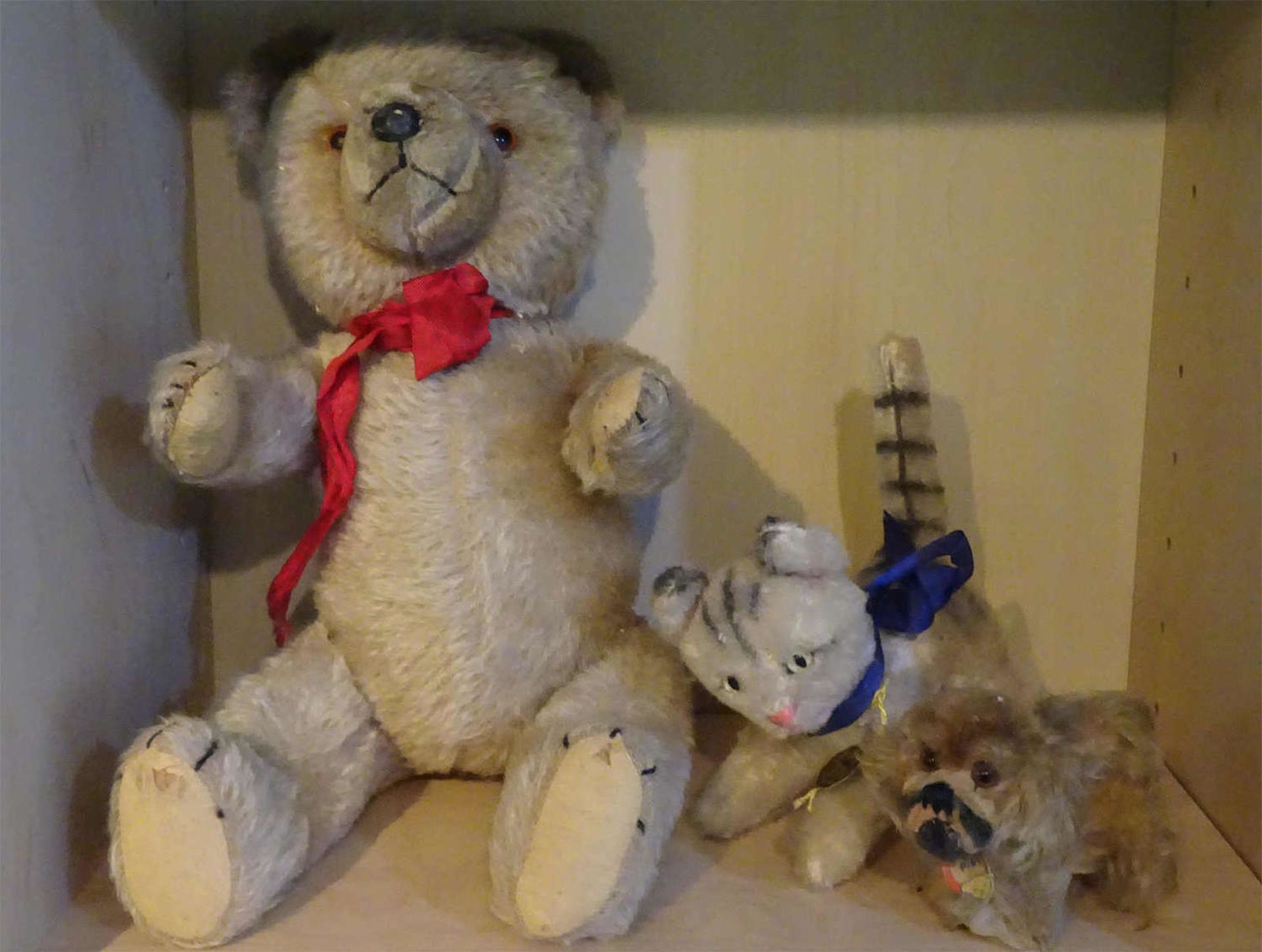 1x alter Teddy mit Brummstimme, Höhe ca. 38 cm, 1x Katze Baki, 1x Steiff Hund Peky. Alle Tiere im